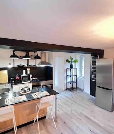 Logement Moderne Au Coeur Du Village Saint-Georges-de-Luzençon 외부 사진