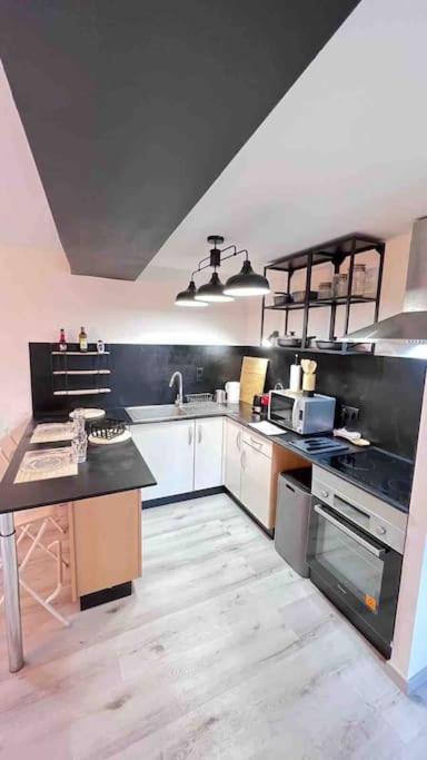 Logement Moderne Au Coeur Du Village Saint-Georges-de-Luzençon 외부 사진