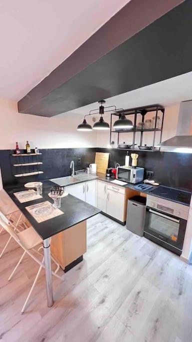 Logement Moderne Au Coeur Du Village Saint-Georges-de-Luzençon 외부 사진