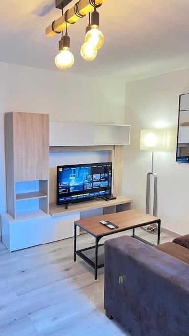 Logement Moderne Au Coeur Du Village Saint-Georges-de-Luzençon 외부 사진