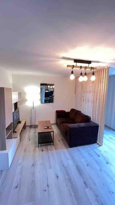 Logement Moderne Au Coeur Du Village Saint-Georges-de-Luzençon 외부 사진