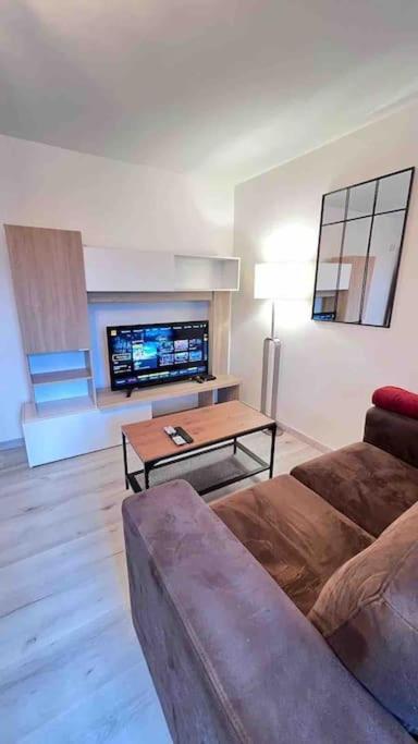 Logement Moderne Au Coeur Du Village Saint-Georges-de-Luzençon 외부 사진