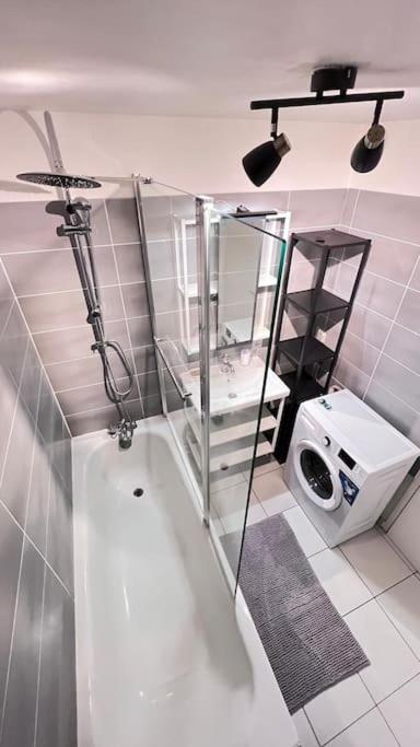 Logement Moderne Au Coeur Du Village Saint-Georges-de-Luzençon 외부 사진