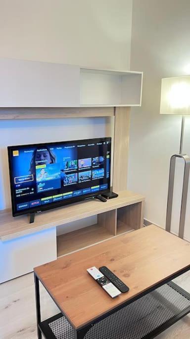 Logement Moderne Au Coeur Du Village Saint-Georges-de-Luzençon 외부 사진